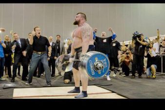 Oops! Strongman breaks deadlift record…then leaves Arnold Schwarzenegger hanging