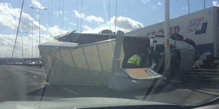 Strong winds cause a truck to overturn on the Humber Bridge