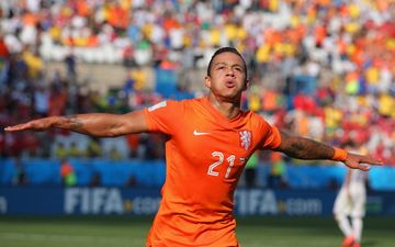 Memphis Depay completes Manchester United move