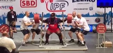 US Powerlifting monster squats a record 425kg