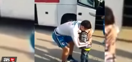 This is how all superstar footballers should act around young fans (Video)