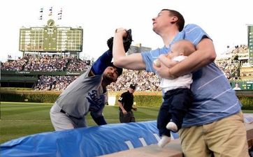 Dad of the year makes one-handed baseball catch while feeding his baby (Gif)