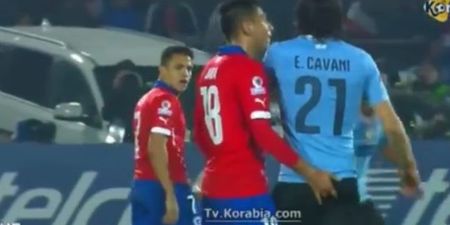 Edinson Cavani lashes out after Chile defender appears to put a finger in his anus (video)