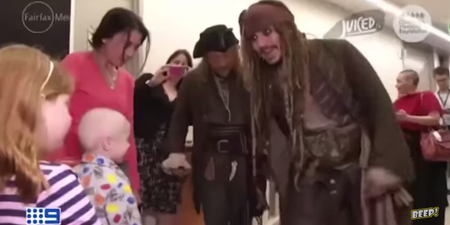 Video: Johnny Depp visited a children’s hospital in full Jack Sparrow mode