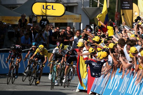 SAINT-JEAN-DE-MAURIENNE, FRANCE - JULY 23:  The yellow jersey group sprints toward the finish including Warren Barguil of France riding for Giant-Alpecin, Geraint Thomas of Great Britain riding for Team Sky, Chris Froome of Great Britain riding for Team Sky in the overall race leader yellow jersey, Robert Gesink of the Netherlands riding for Team LottoNL-Jumbo and Mathias Frank of Switzerland riding for IAM Cycling during stage 18 of the 2015 Tour de France from Gap to Saint-Jean-de-Maurienne, on July 23, 2015 in Saint-Jean-de-Maurienne, France.  (Photo by Doug Pensinger/Getty Images)