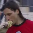 Goalkeeper reacts brilliantly when fans throw a hamburger at him (Vine)