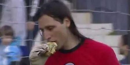Goalkeeper reacts brilliantly when fans throw a hamburger at him (Vine)