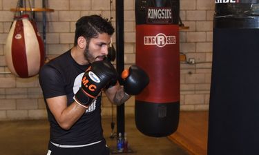 WBC lightweight champ Jorge Linares sparks sparring partner out with sweet upper cut (Video)