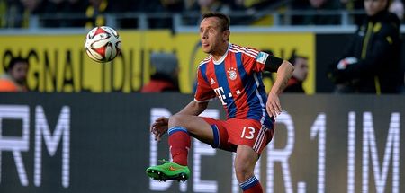 Watch Bayern Munich stars play hypnotic long range keepy-uppies