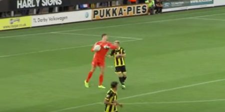Keeper sent off for elbowing opponent, incredibly claims no intent (video)