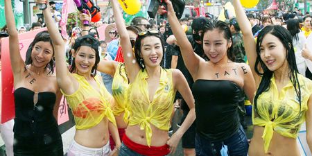 Koreans get wet with massive Water Gun Festival (Video)