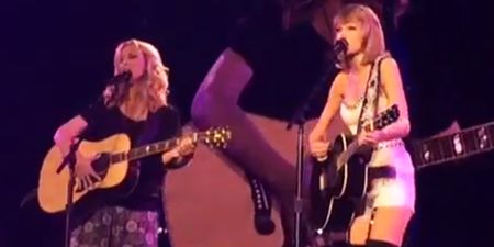 Taylor Swift invites Phoebe Buffay onstage for ‘Smelly Cat’ duet (Video)