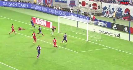 Shinji Kagawa misses an absolute sitter from two yards out (Video)