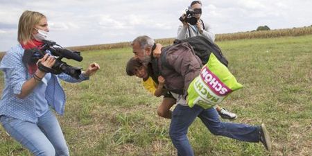 Watch this cruel camerawoman kick fleeing refugees (Video)