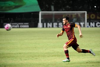 Roma man scores from the half-way line against Barca (Video)
