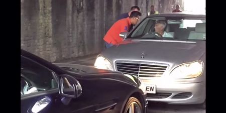 Two stubborn drivers get stuck in a tunnel and refuse to back up – for 40 minutes  (Video)