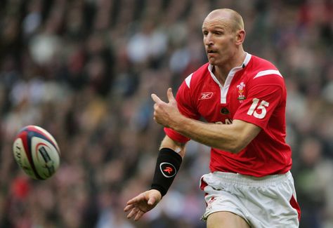 LONDON - FEBRUARY 04: Gareth Thomas of Wales passes the ball during the RBS Six Nations Championship match between England and Wales at Twickenham on February 4, 2006 in London, England. (Photo by Mike Hewitt/Getty Images)