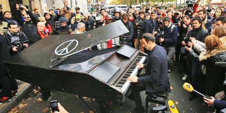 The poignant moment a pianist played John Lennon’s Imagine at Paris terror site (Video)