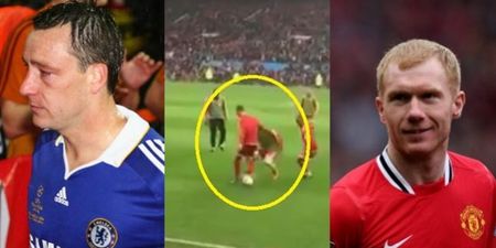 Paul Scholes nutmegs John Terry and the crowd go wild (Video)