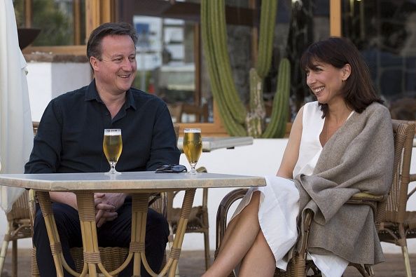 PLAYA BLANCA, LANZAROTE - MARCH 25: Britain's Prime Minister David Cameron (L) and his wife Samantha pose for a photograph during their holiday on March 25, 2016 in Playa Blanca, Lanzarote, Spain. (Photo by Neil Hall-Pool/Getty Images)
