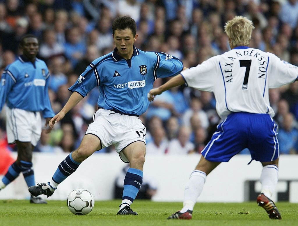 Sun Jihai of Manchester City takes on Niclas Alexandersson of Everton
