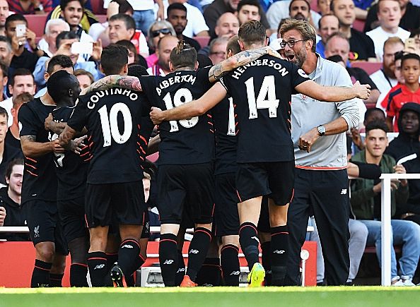 LONDON, ENGLAND - AUGUST 14: Sadio Mane (2ndL) of Liverpool and team mates celebrate his goal with Jurgen Klopp, Manager of Liverpool during the Premier League match between Arsenal and Liverpool at Emirates Stadium on August 14, 2016 in London, England. (Photo by Michael Regan/Getty Images)