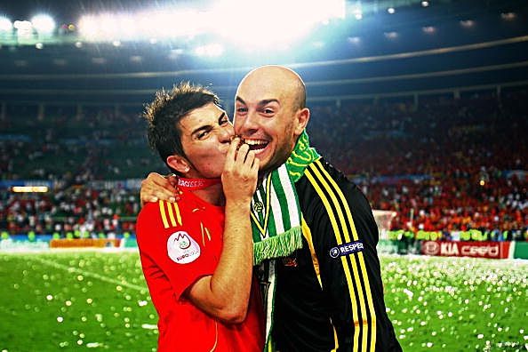 VIENNA, AUSTRIA - JUNE 29: Second Spanish goalkeeper Pepe Reina (R) and teammate David Villa celebrate after the UEFA EURO 2008 Final match between Germany and Spain at Ernst Happel Stadion on June 29, 2008 in Vienna, Austria. (Photo by Laurence Griffiths/Getty Images)