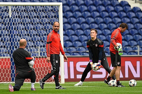 PORTO, PORTUGAL - APRIL 14: Head coach Pep Guardiola talks with goalkeeper Pepe Reina during a FC Bayern Muenchen Training Session ahead of the UEFA Champions League Quarter-Final First Leg match between Porto and FC Bayern Muenchen at Estadio do Dragao on April 14, 2015 in Porto, Portugal. (Photo by Mike Hewitt/Getty Images)
