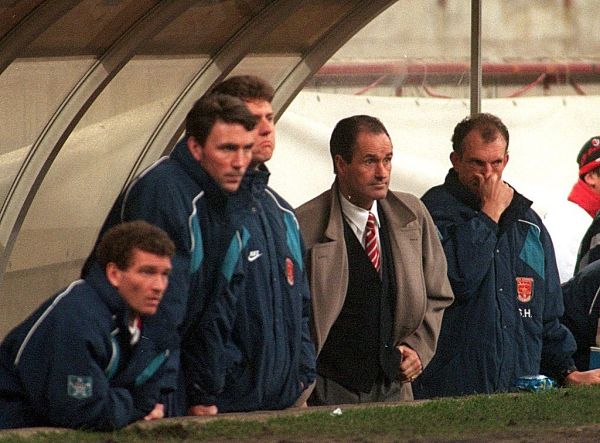 8 FEB 1995: ARSENAL MANAGER GEORGE GRAHAM LOOKS ON IN DESPAIR AS AC MILAN DEFEAT ARSENAL 2-0 IN THE EUROPEAN SUPER CUP SECOND LEG MATCH AT THE SAN SIRO STADIUM IN MILAN, ITALY. Mandatory Credit: Mike Hewitt/ALLSPORT
