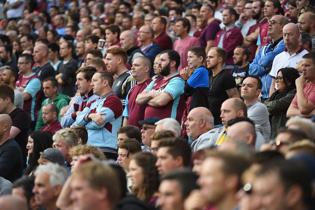 LONDON, ENGLAND - SEPTEMBER 25: West Ham fans look thoughtful during the Premier League match between West Ham United and Southampton at London Stadium on September 25, 2016 in London, England. (Photo by Mike Hewitt/Getty Images)