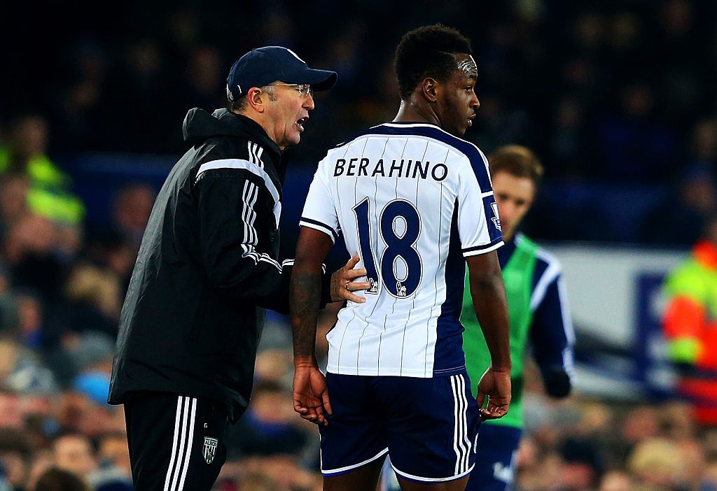 LIVERPOOL, ENGLAND - JANUARY 19: Tony Pulis, manager of West Brom speaks with Saido Berahino of West Brom during the Barclays Premier League match between Everton and West Bromwich Albion at Goodison Park on January 19, 2015 in Liverpool, England. (Photo by Alex Livesey/Getty Images)