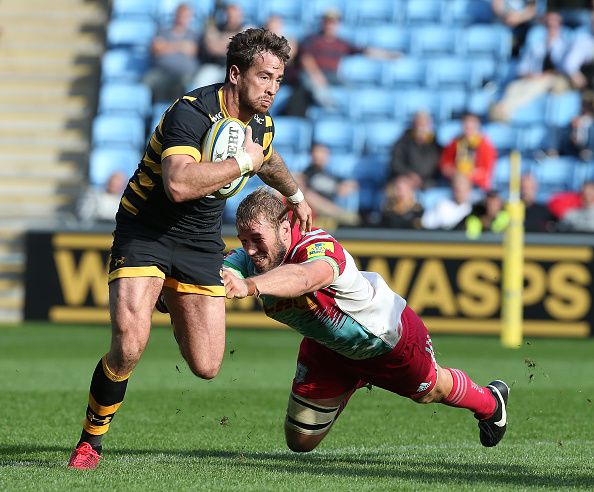 COVENTRY, ENGLAND - OCTOBER 02: Danny Cipriani of Wasps evades the tackle of Chris Robshaw of Harlequins during the Aviva Premiership match between Wasps and Harlequins at The Ricoh Arena on October 2, 2016 in Coventry, England. (Photo by Pete Norton/Getty Images)