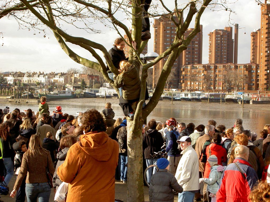 Thames_Whale_Crowds
