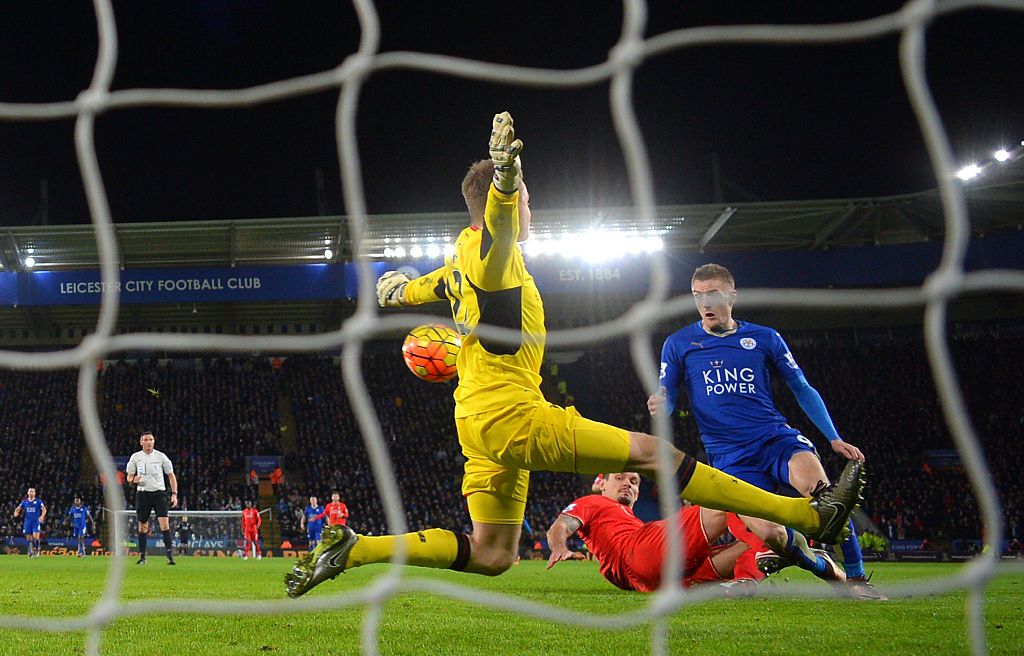 LEICESTER, ENGLAND - FEBRUARY 02: Jamie Vardy (R) of Leicester City scores his team's second goal past Simon Mignolet (L) of Liverpool during the Barclays Premier League match between Leicester City and Liverpool at The King Power Stadium on February 2, 2016 in Leicester, England. (Photo by Michael Regan/Getty Images)