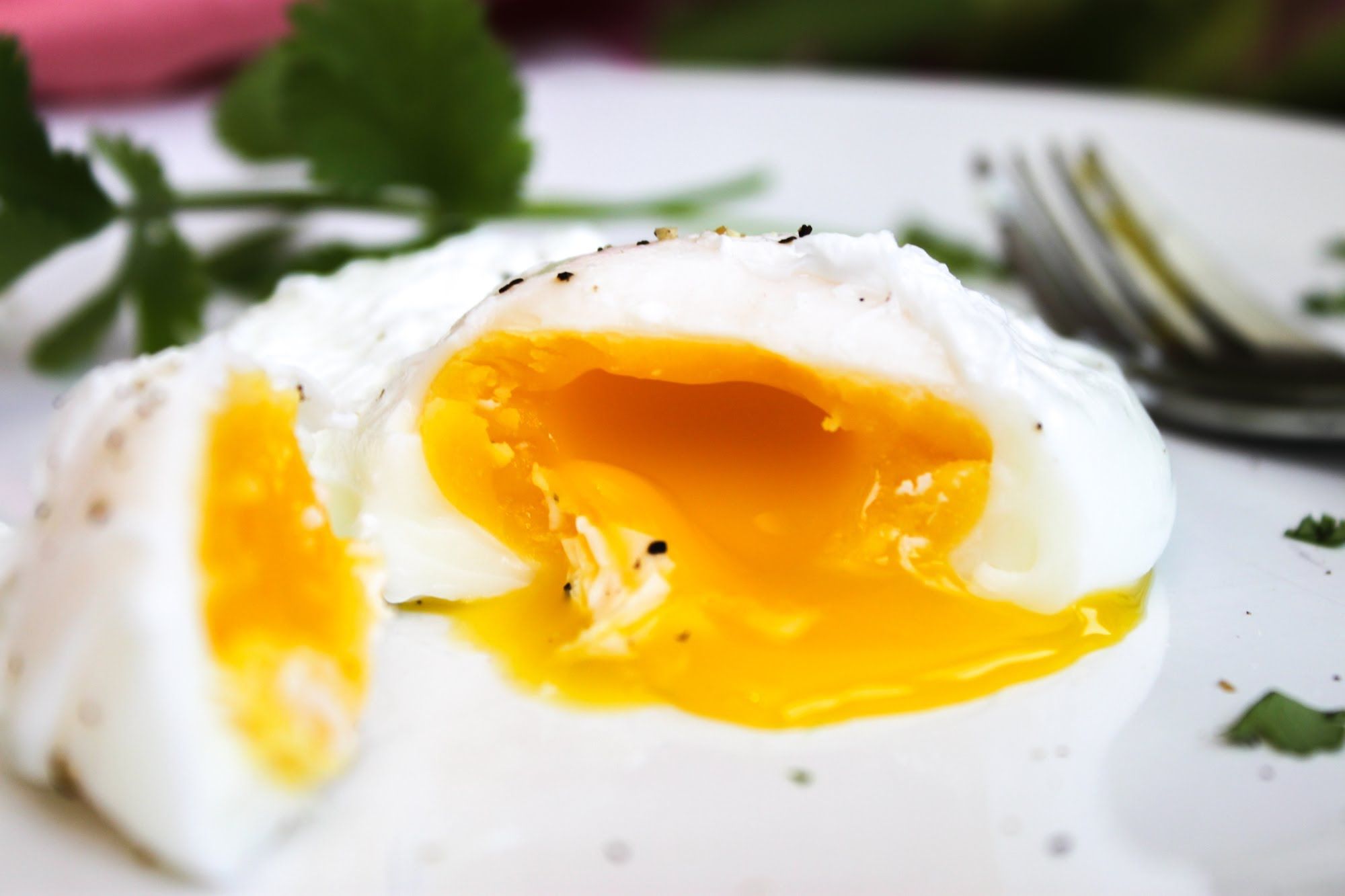 Фулл рецепт. Яйцо пашот. Яйцо пашот на сером фонефоне. Бифштекс с яйцом пашот на деревянной. С чем есть яйцо пашот на завтрак.