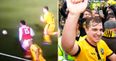 Sutton captain attempts hilarious ‘challenge’ on Arsenal’s Oxlade-Chamberlain, who is utterly confused