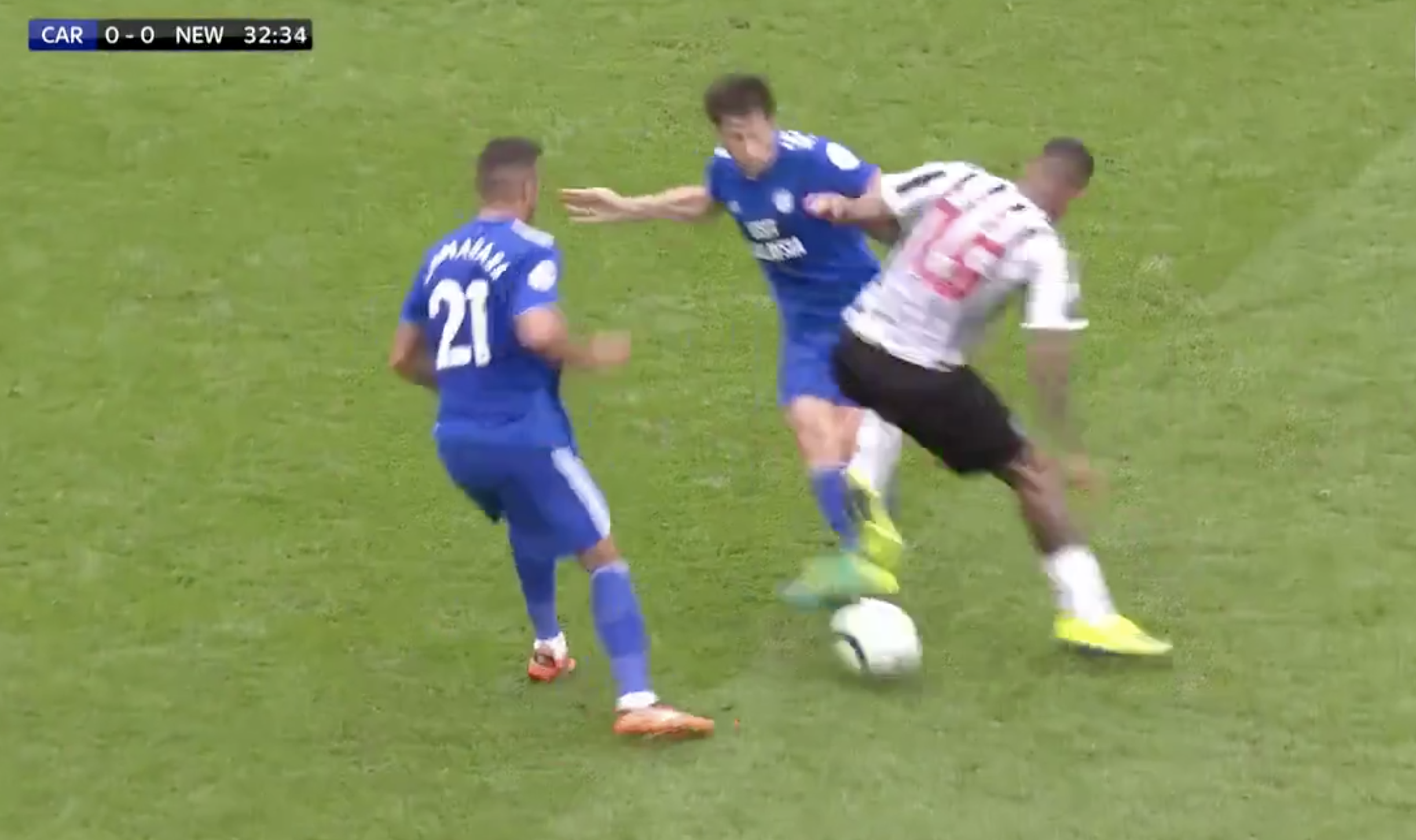 Skuffelse en gang Bliv såret Newcastle's Kenedy escapes a red card for blatant kick at Víctor Camarasa -  JOE.co.uk