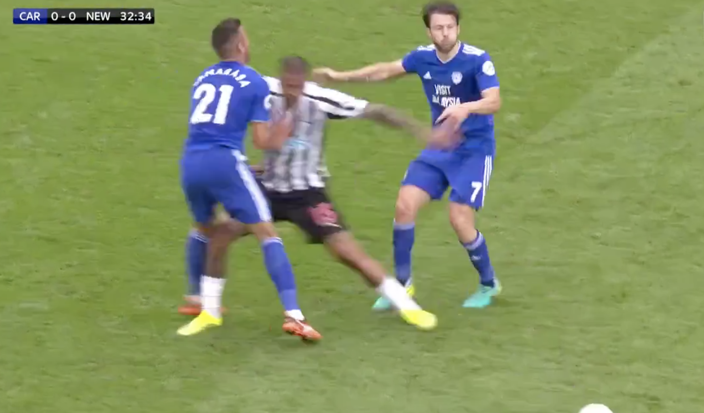 Skuffelse en gang Bliv såret Newcastle's Kenedy escapes a red card for blatant kick at Víctor Camarasa -  JOE.co.uk