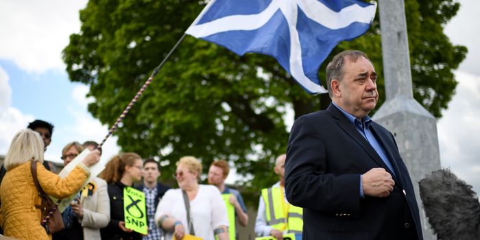 EDINBURGH, SCOTLAND - MAY 18: Alex Salmond MP joins Joanna Cherry, the SNP candidate for Edinburgh South West, on the campaign trail in Broomhouse on May 18, 2017 in Edinburgh, Scotland. Britain goes to the polls on June 8 to elect a new parliament in a general election. (Photo by Jeff J Mitchell/Getty Images)