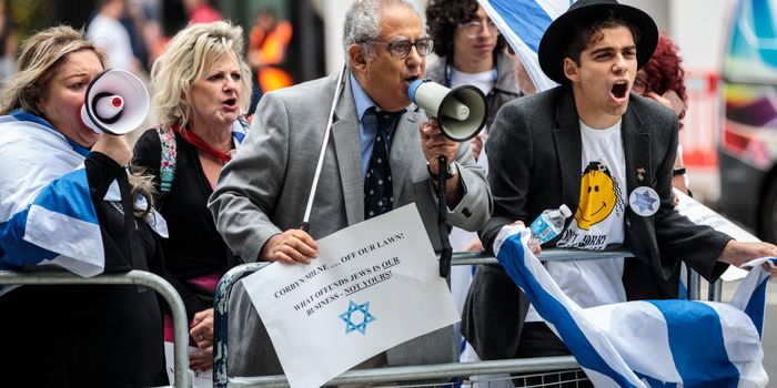 LONDON, ENGLAND - SEPTEMBER 04: Protesters demonstrate outside a meeting of the National Executive of Britain's Labour Party on September 4, 2018 in London, England. Labour's NEC meet today to vote on whether to adopt the full International Holocaust Remembrance Alliance (IHRA) definition of anti-semitism. (Photo by Jack Taylor/Getty Images)