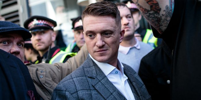 LONDON, ENGLAND - SEPTEMBER 27: Far-right figurehead Tommy Robinson, real name Stephen Yaxley-Lennon greets supporters outside the Old Bailey after his case was adjourned on September 27, 2018 in London, England. The Former English Defence League leader and British National Party member is facing a re-trial on charges of contempt. (Photo by Jack Taylor/Getty Images)