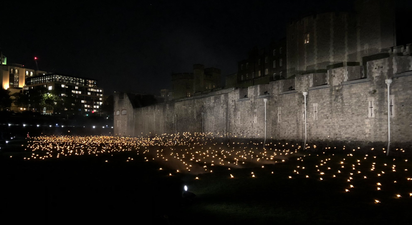 10,000 flames light up Tower of London in moving First World War tribute