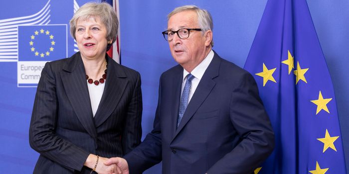 BRUSSELS, BELGIUM - NOVEMBER 21: Prime Minister of the United Kingdom Theresa May (L) is welcomed by the President of the European Commission Jean-Claude Juncker (R) in the Berlaymont, the EU Commission headquarters on November 21, 2018 in Brussels, Belgium. British Prime Minister Theresa May will meet the President of the EU Commission to prepare for the Brexit EU Summit on November 25, 2018 (Photo by Thierry Monasse/Getty Images)