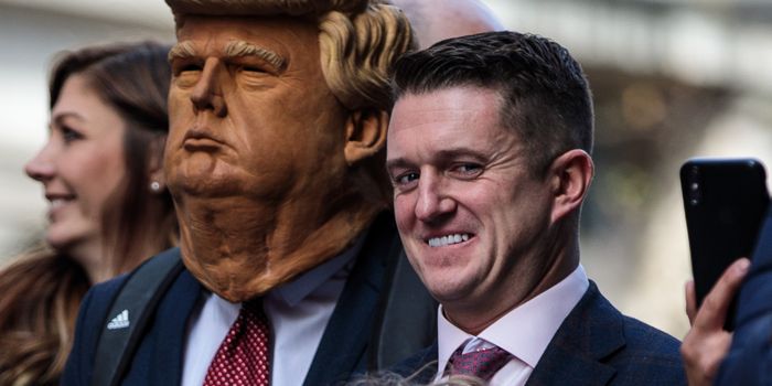 LONDON, ENGLAND - OCTOBER 23: Far-right figurehead Tommy Robinson, real name Stephen Yaxley-Lennon stands beside a man in a Donald Trump mask as he addresses supporters outside the Old Bailey on October 23, 2018 in London, England. The Former English Defence League leader and British National Party member is facing a re-trial on charges of contempt. (Photo by Jack Taylor/Getty Images)