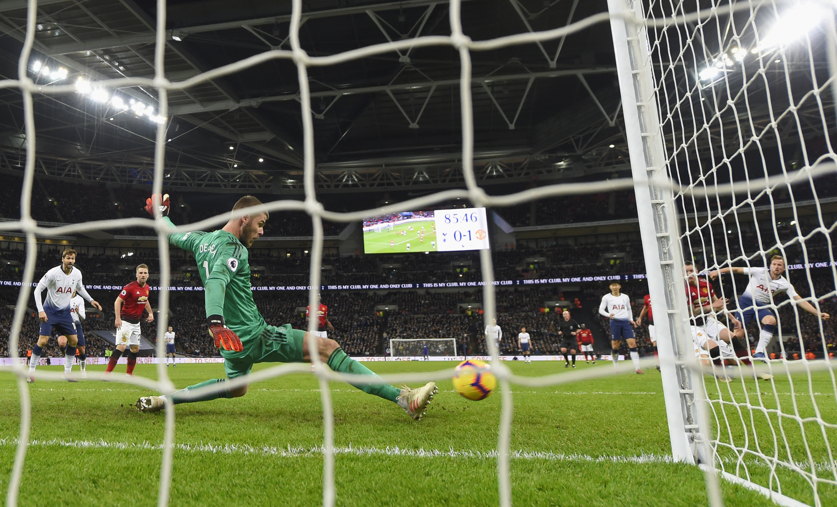 LONDON, ENGLAND - JANUARY 13: David De Gea of Manchester United makes a save from Harry Kane of Tottenham Hotspur (R) during the Premier League match between Tottenham Hotspur and Manchester United at Wembley Stadium on January 13, 2019 in London, United Kingdom. (Photo by Mike Hewitt/Getty Images)