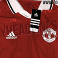 A Manchester United retro jersey has been leaked and it’s an absolute beauty