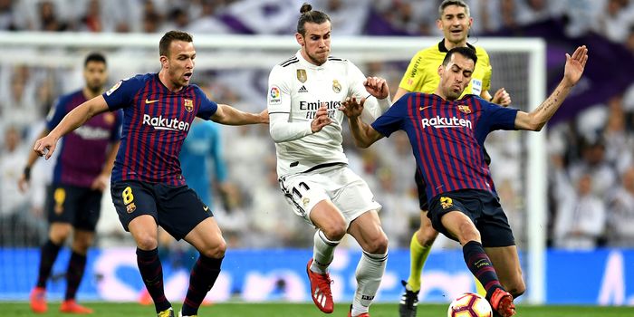 MADRID, SPAIN - MARCH 02: Gareth Bale of Real Madrid is tackled by Sergio Busquets and Arthur of Barcelona during the La Liga match between Real Madrid CF and FC Barcelona at Estadio Santiago Bernabeu on March 02, 2019 in Madrid, Spain. (Photo by David Ramos/Getty Images)
