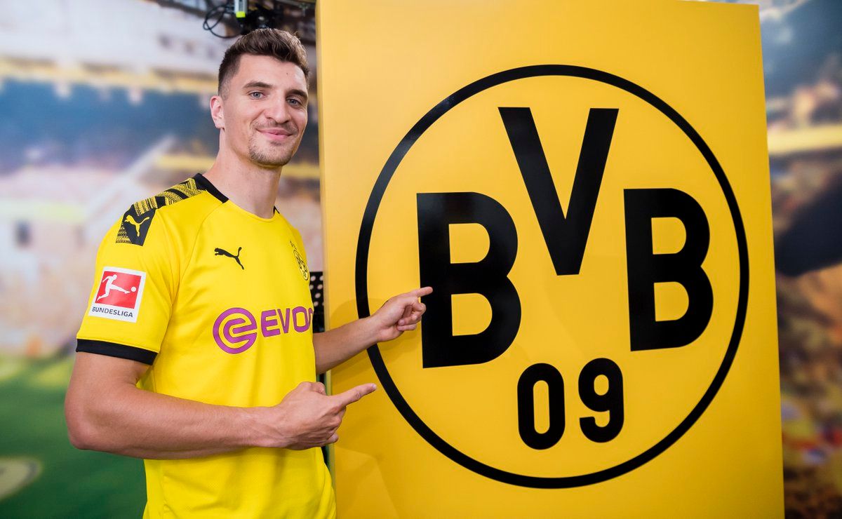 Meunier joins Borussia Dortmund on a free transfer