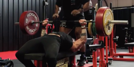 American breaks world bench press record in casual gym session