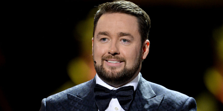 Heartwarming moment Jason Manford sings carols for family friend’s care home